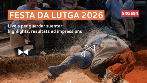 Zwei Personen ringen im Sand, während andere im Hintergrund zuschauen.