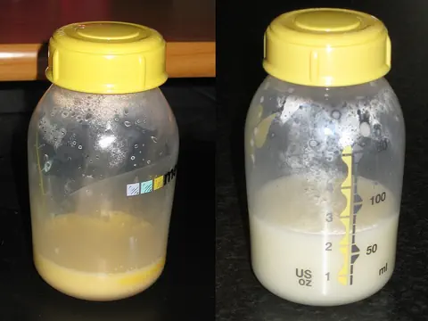 Zwei Babyflaschen mit gelbem Deckel und Flüssigkeit.