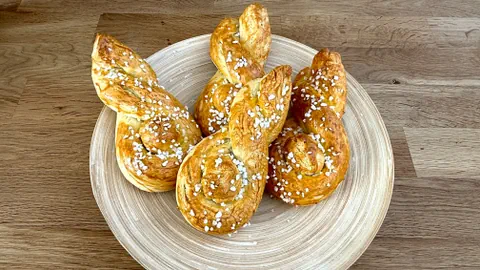 Vier Hefegebäckteilchen auf einem Teller.