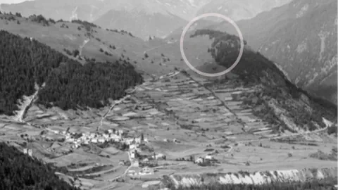 Schwarz-weiss-Foto einer Berglandschaft mit markiertem Bereich.