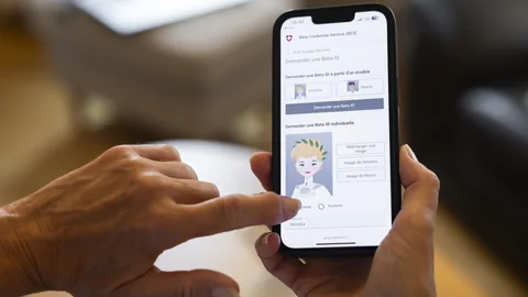Person bedient Smartphone mit digitalem ID-Service.