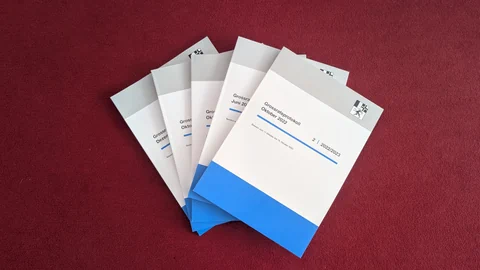 Fünf Berichte mit blauen Akzenten auf rotem Hintergrund.