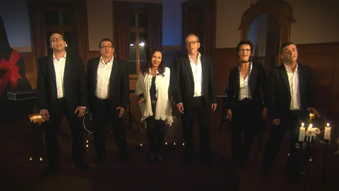 Das Vokal Sextett Acavoce während eines Konzerts auf der Bühne.