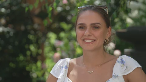 junge Frau mit Kleid