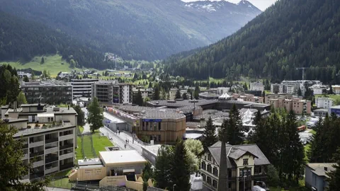 Blick auf Davos mit Bergen und Gebäuden im Sommer.
