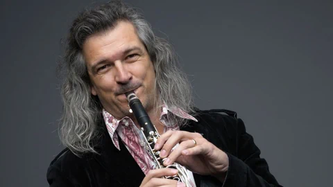 Der Klarinettist Dani Häusler.