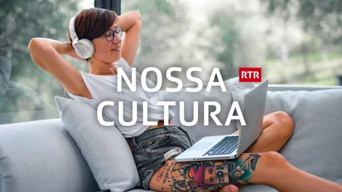 Frau auf dem Sofa schaut sich etwas am Laptop an