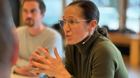 Nora Saratz Cazin engagiert bei einer Diskussionsrunde
