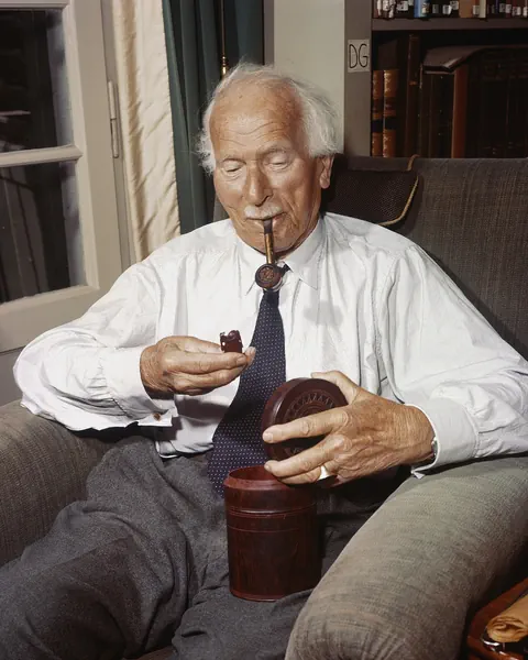 C. G. Jung raucht eine Pfeife.
