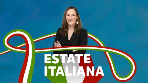 Person in schwarzem Anzug vor blauem Hintergrund mit italienischen Farben und Schriftzug.