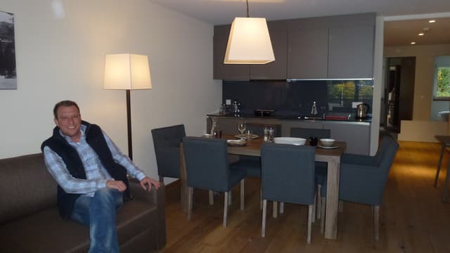 Claudius Holinski en in dals appartaments d’exempel dal Peaks Place Laax. Claudius Holinski en in dals appartaments d’exempel dal Peaks Place Laax.