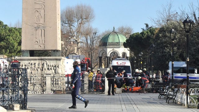 plazza da Istanbul, in policist va sperasvi, davostiers s'occupan sanitars d'ina unfrenda