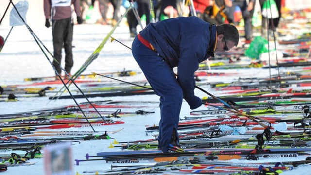 Um che prepara ses skis da passlung.