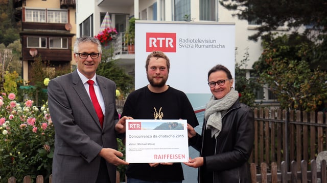 Da sanester: Gabriel Casutt, Banca Raiffeisen Surselva, Michael Moser, victur, e Marionna Lombriser, moderatura dal Radio Rumantsch.