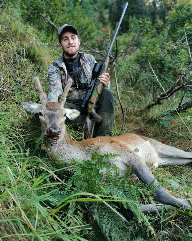 Luca Casanova da Vignogn cun il chavriel ch'el ha sajettà ils 3 da settember.