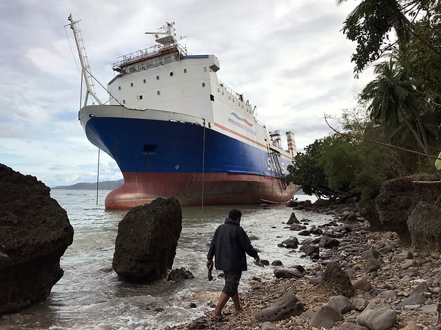 In bastiment ch'ha fatg naufragi a la riva a Mabini en consequenza dal taifun. In bastiment ch'ha fatg naufragi a la riva a Mabini en consequenza dal taifun.