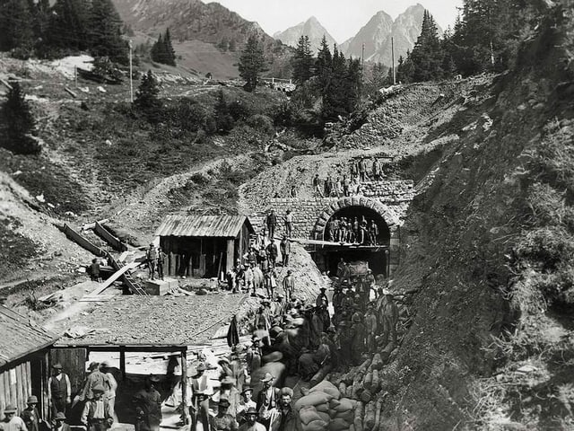 Il portal dal nord dal tunnel da l'Alvra durant la construcziun (enturn 1900).