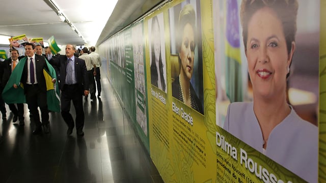 Ina placat da Rousseff - dasper ina manifestaziun cunter Rousseff