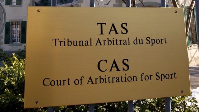 La tabla avant l'entrada dal Tribunal internaziunal dal sport.