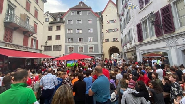 Public viewing a Cuira