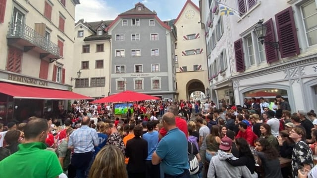 Public viewing a Cuira