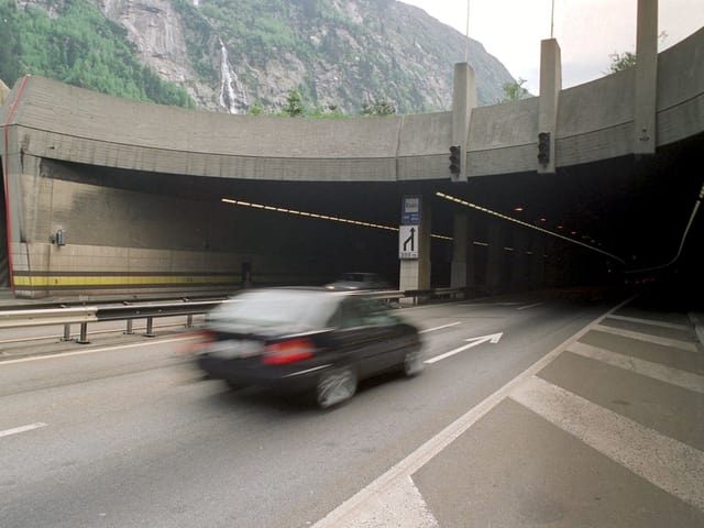 Portal nord dal tunnel stradal al Gottard