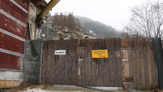 Las portas da la cava da crappa Garlag a Val Son Pieder.