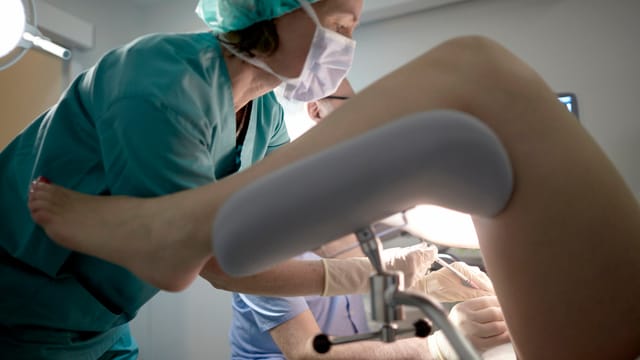 Medis e pazienta durant ina fructificaziun artifiziala Medis e pazienta durant ina fructificaziun artifiziala