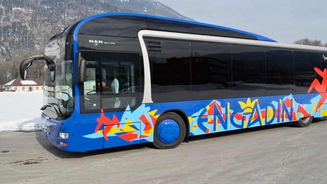 In bus blau da l'Engadin Bus.