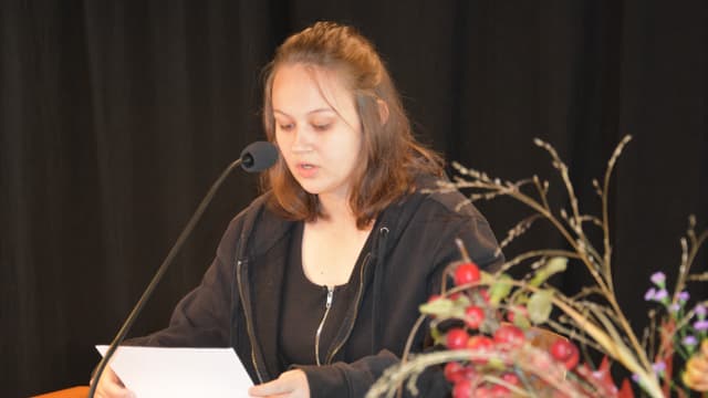 Lia Johanna Hauser prelegia ses text sin il palc a Domat