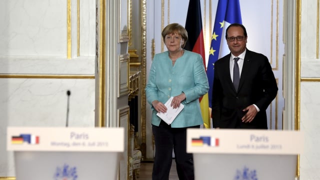 Angela Merkel e François Hollande vegnan ad ina conferenza da pressa