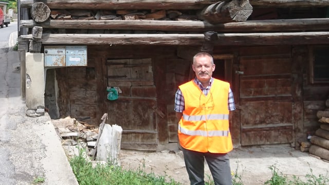 Marcus Valaulta, il manader dal district Glion da l'Uffizi da construcziun bassa. Marcus Valaulta, il manader dal district Glion da l'Uffizi da construcziun bassa.
