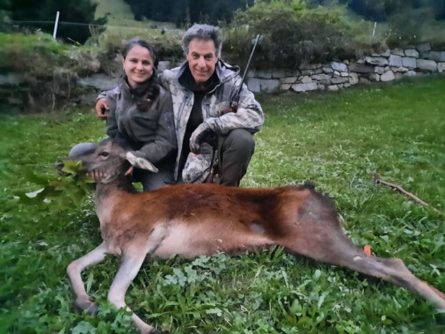 Il chatschader Corsin Flepp e sia figlia Elena cun la vatga-tschierv sajettada en Val Medel ils 10 da settember.