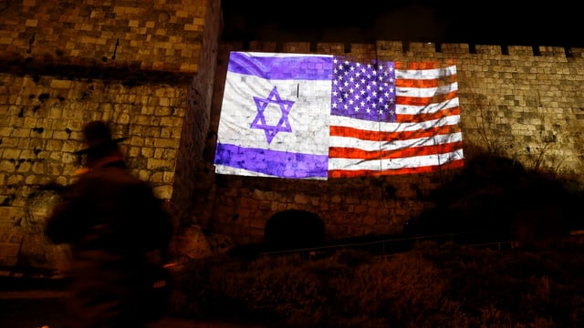  Las bandieras da l'Israel e dals Stadis Unids sin il mir da la citad veglia da Jerusalem.