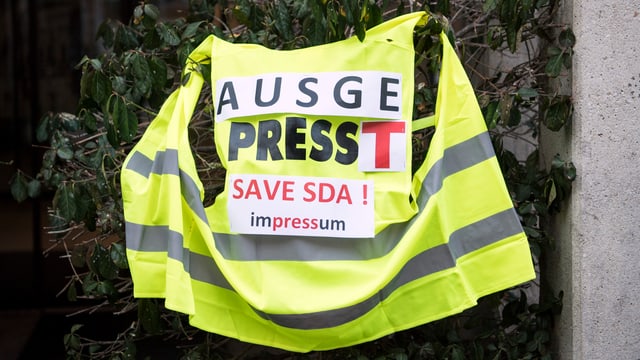 ina vesta cun il slogan: «Ausgepresst, save SDA», purtada durant la chauma da mardi passà a Berna.