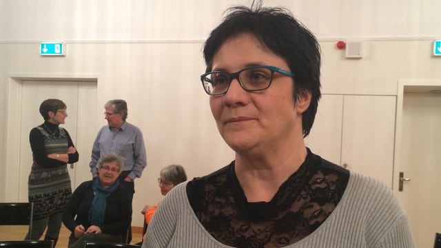 Irena Tuor, dunna cun egliers e chavels nairs. Irena Tuor, dunna cun egliers e chavels nairs.