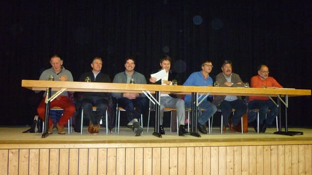 Ils participants da la discussiun al podium. Ils participants da la discussiun al podium.