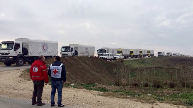 Il convoi da camiuns dal Comité internaziunal da la Crusch Cotschna sin via tranter Damascus e Madaja. Il convoi da camiuns dal Comité internaziunal da la Crusch Cotschna sin via tranter Damascus e Madaja.