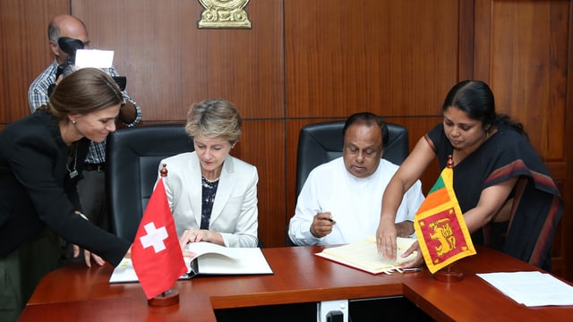 La ministra da giustia Simonetta Sommaruga ed il minister da l'intern da la Sri Lanka Seneviratne Bandara Nawinne.