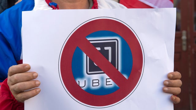 Manischunzs da taxi durant in protest cunter il servetsch da transport UBER a Basilea, ils 30 da settember 2015.