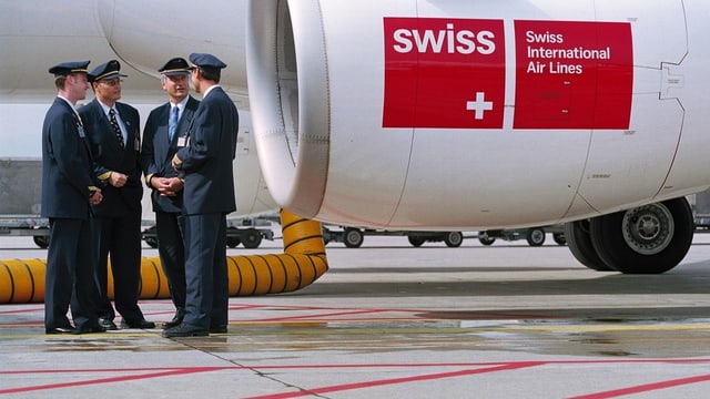 Pilots da la Swiss avant in aviun sin la plazza aviatica a Kloten.
