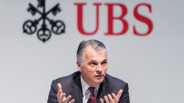 Purtret Sergio Ermotti cun logo da l'UBS