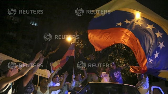 Persunas festiveschan la victoria da l'opposiziun en Venezuela.
