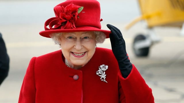 La Queen porta gugent in chapè e colurs fitg recentas. 