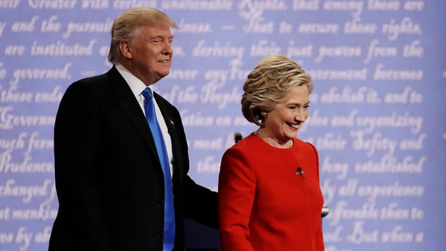 Trump e Clinton in dasper l'auter avant la debatta. 