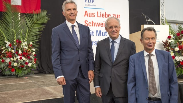 Fotografia dal president da la confederaziun Didier Burkhalter, cusseglier federal Johann Schneider-Ammann e president da partida da la PLD, Philipp Müller (da san.).