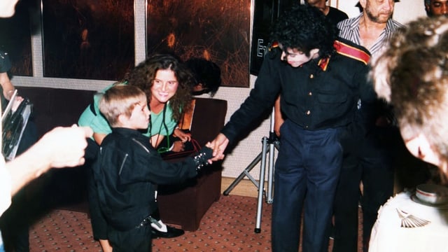 La foto mussa il pitschen Wade Robson ensemen cun Michael Jackson. 