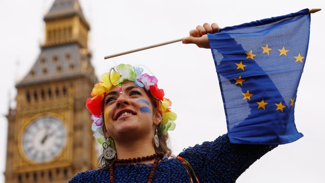 demonstranta cun bandiera dad UE davant la culissa dal Big Ben a Londra