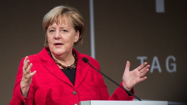 La chanzeliera tudestga Angela Merkel durant in pled avant schefs da l'industria.