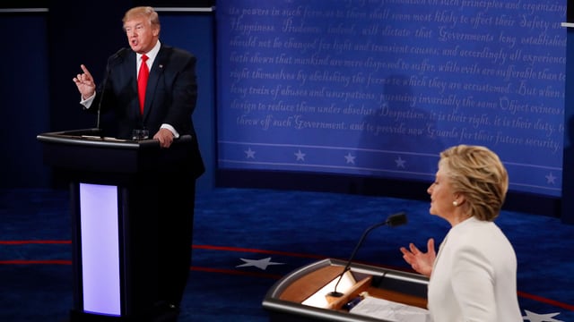 Trump e Clinton durant il duel da televisiun. Trump e Clinton durant il duel da televisiun.